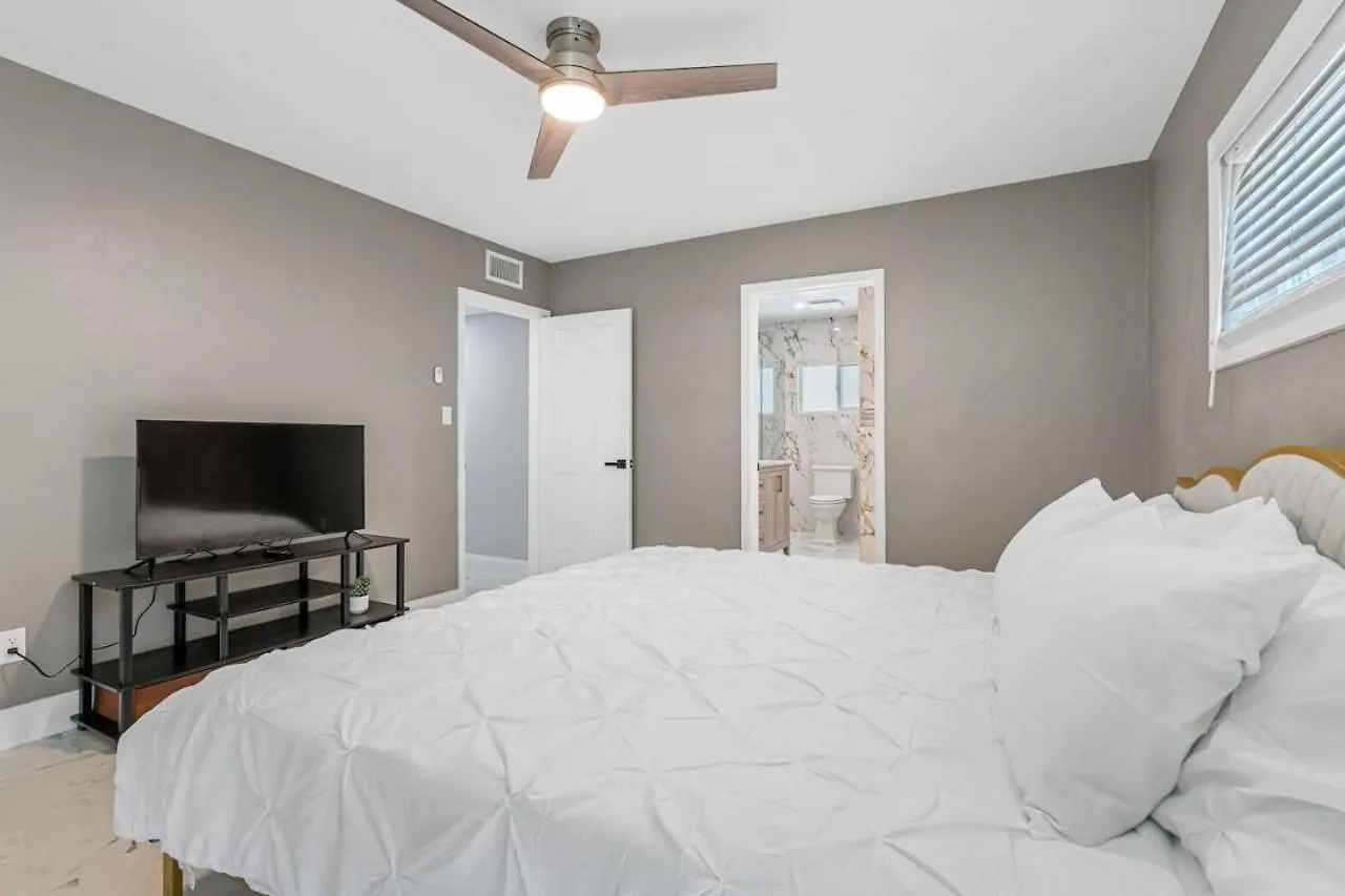 Escape To Pool Luxury Villa W 4-Bedroom Clearwater