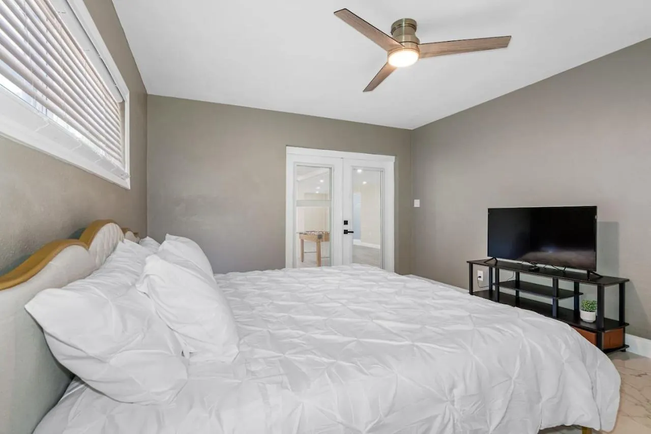Escape To Pool Luxury Villa W 4-Bedroom Clearwater