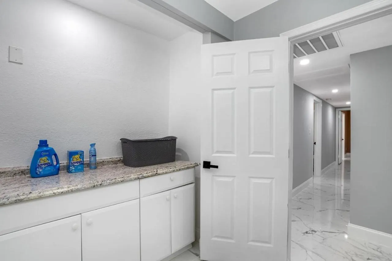 Escape To Pool Luxury Villa W 4-Bedroom Clearwater