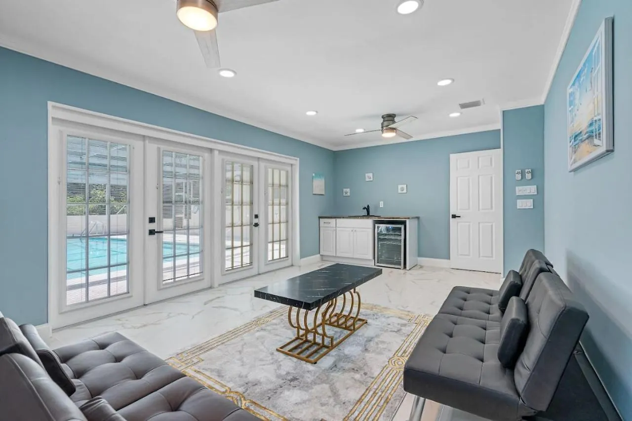 Escape To Pool Luxury Villa W 4-Bedroom Clearwater