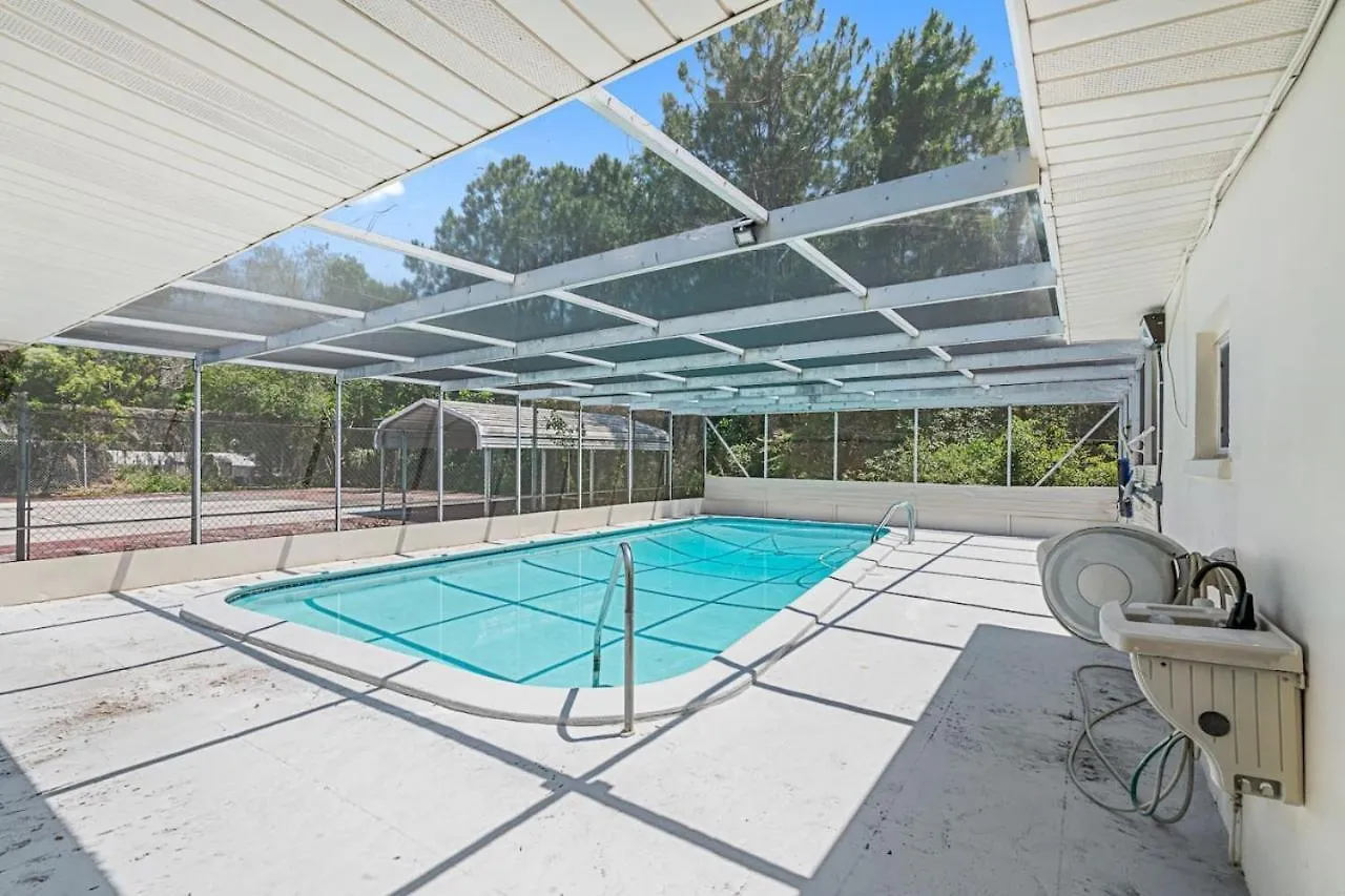 Escape To Pool Luxury Villa W 4-Bedroom Clearwater