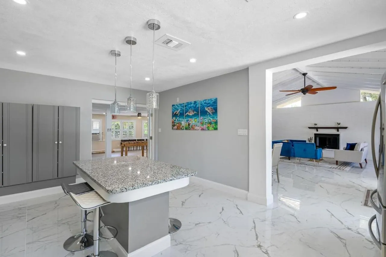 Escape To Pool Luxury Villa W 4-Bedroom Clearwater