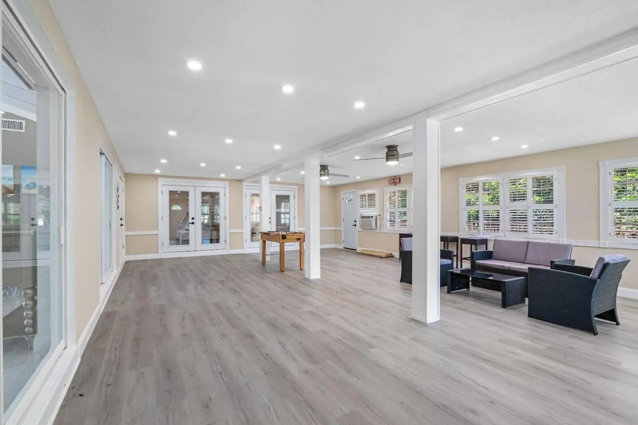 Escape To Pool Luxury Villa W 4-Bedroom Clearwater