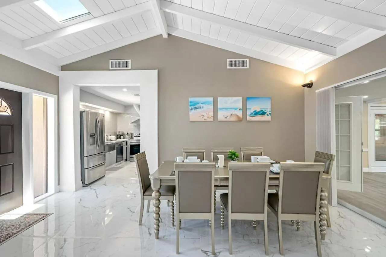 Escape To Pool Luxury Villa W 4-Bedroom Clearwater