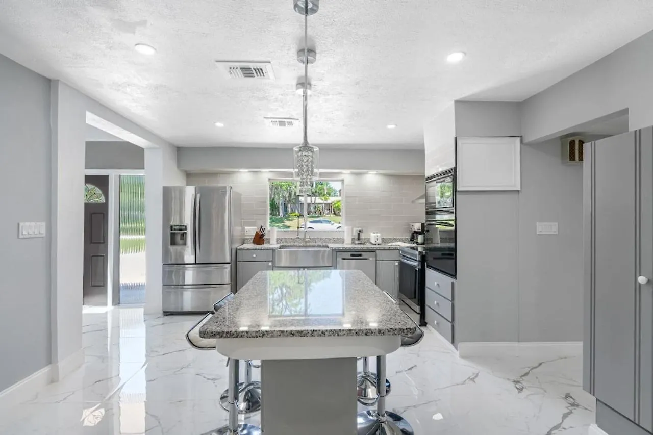 Escape To Pool Luxury Villa W 4-Bedroom Clearwater